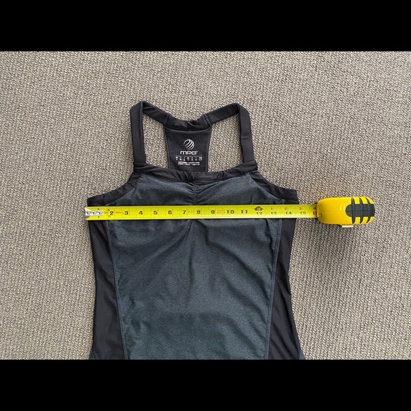 3 tanks included : Reebok/2XU/MPG Small fit - Picture 11 of 16
